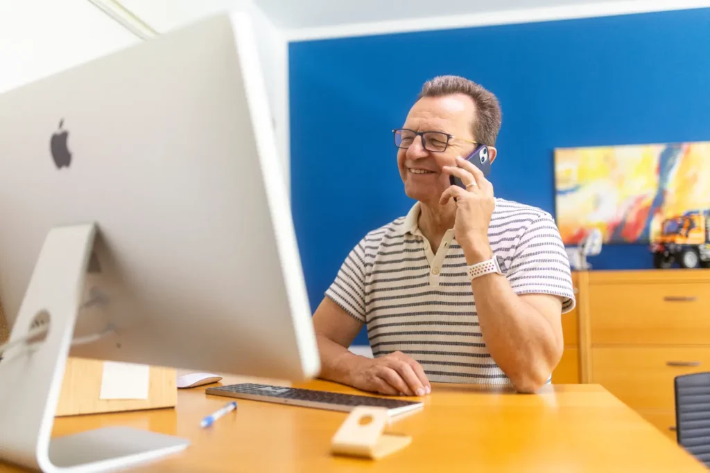 Mann telefoniert im Büro – Kontaktaufnahme.