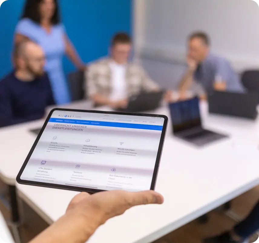 Tablet mit Softwareansicht – im Meeting präsentiert.